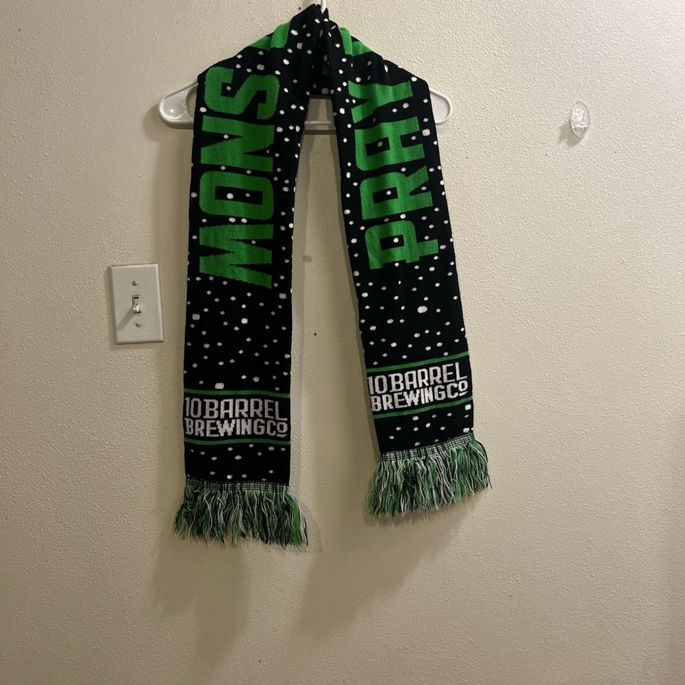 Black and Green Scarf - Picture 5 of 5